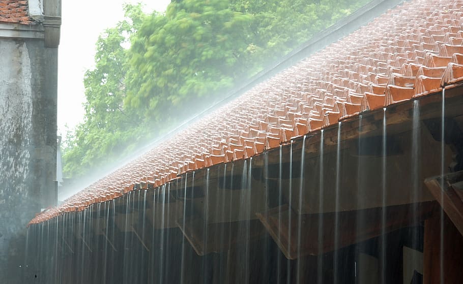 effects of weather conditions on roof, rain on roofs